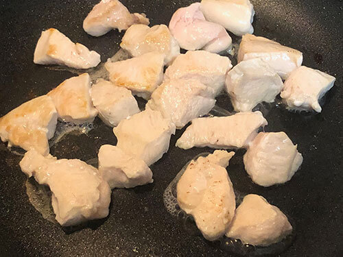 フライパンでムネ肉を焼く